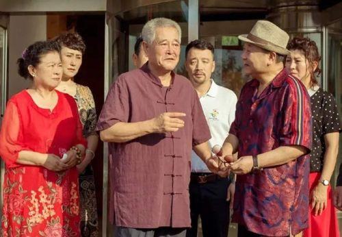 赵本山扮演刘老根吃瓜,赵本山演绎乡村生活的幽默瞬间  第1张