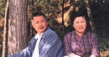 赵本山扮演刘老根吃瓜,赵本山演绎乡村生活的幽默瞬间  第2张