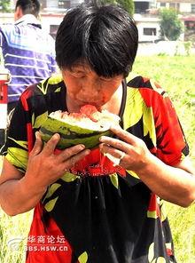 老太太吃瓜搞笑  第2张