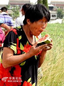 老太太吃瓜搞笑  第3张