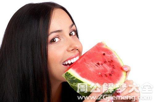 梦见死人给我瓜吃,瓜果飘香，与逝者共赴瓜田盛宴