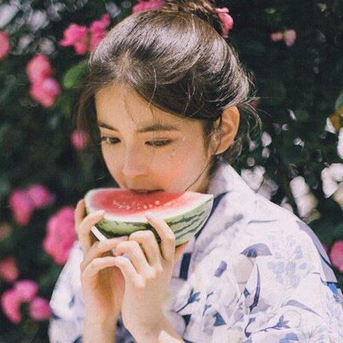 头像女吃瓜图文大全,趣味横生的表情包盛宴