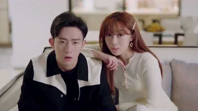 情侣天台上约会吃瓜,情侣天台浪漫约会瞬间